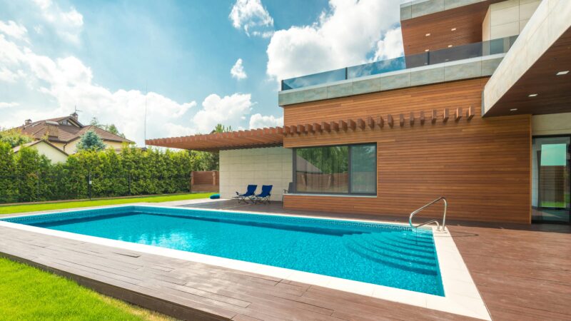 Jaki basen jest najlepszy do ogrodu? Ile może stać woda w basenie bez chemii?