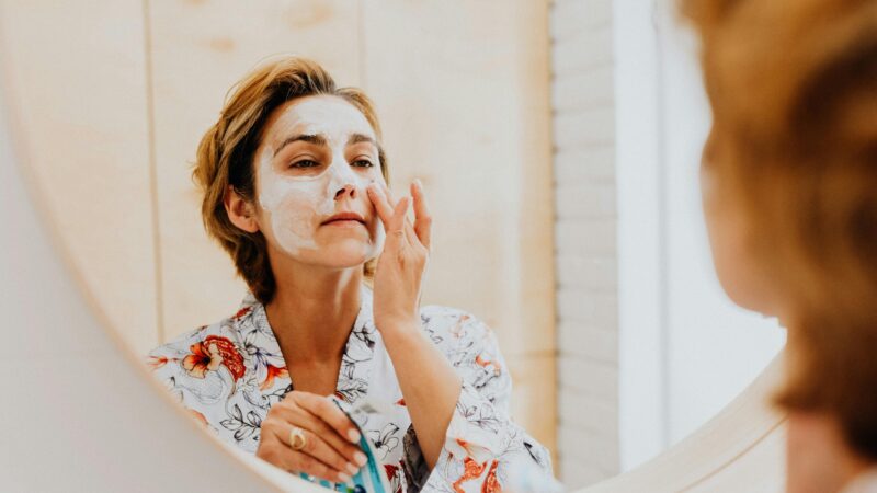 Poranna rutyna pielęgnacyjna w 10 minut – Jak zadbać o twarz, gdy czas naprawdę goni?