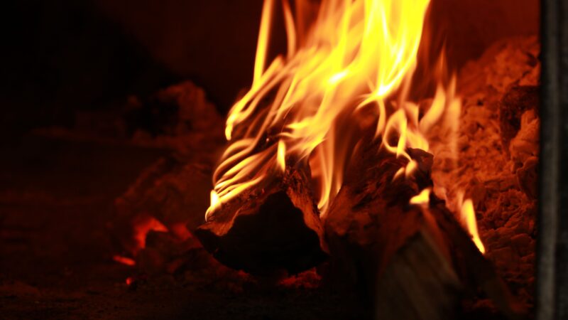 Wysoka sprawność i szeroki wybór mocy – Jak dobrać wkład kominkowy Hajduk do metrażu domu